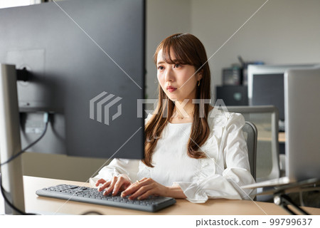 假期去上班的女人 99799637