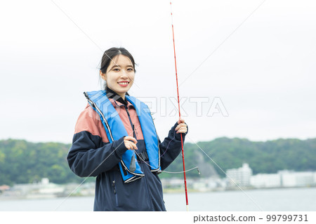 享受釣魚的可愛女人 99799731