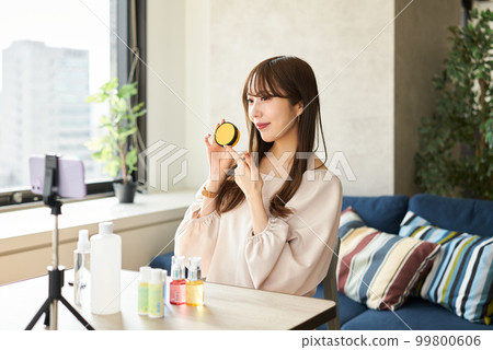 直播賣化妝品的女人 99800606