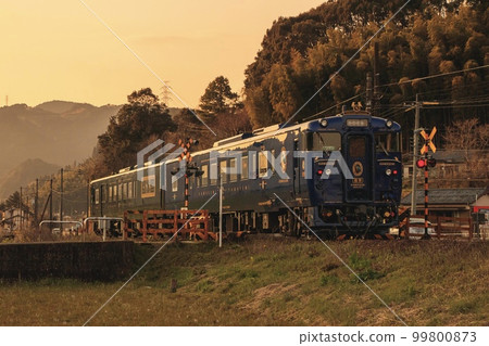 Limited Express Kawasemi Yamasemi running on the Hisatsu Line at dusk Limited Express Kawasemi Yamasemi running on the Hisatsu Line at dusk 99800873