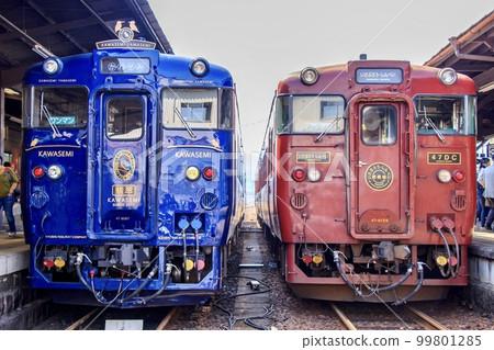 Kawasemi, Yamasemi, Saburo, and Shinpei stopping side by side at Hitoyoshi Station before the disaster 99801285