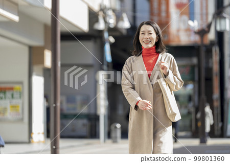 Arafif woman walking in the city　　 99801360