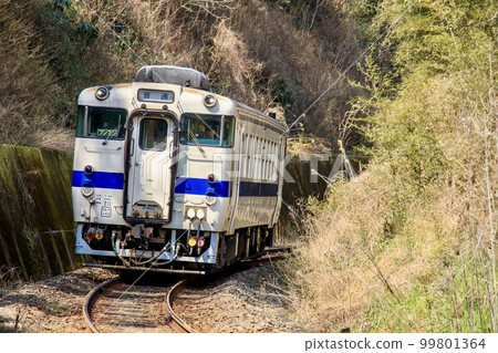 Kiha 40 series diesel train running on the Hisatsu Line before the disaster 99801364