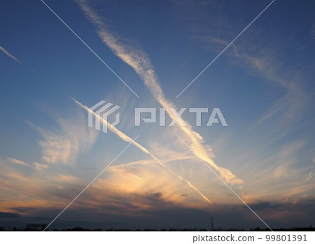 有尾蹟的傍晚風景 有尾蹟的傍晚風景 99801391