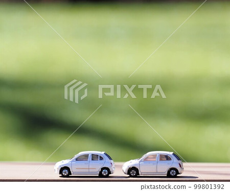 景觀與微型車,白色行軍與綠色背景 景觀與微型車,白色行軍與綠色背景 99801392