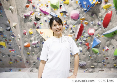 Young woman bouldering 99801860