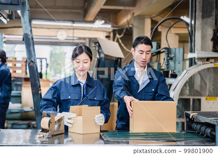 在配送中心從事運輸工作的工人 99801900