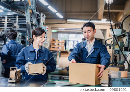 在配送中心從事運輸工作的工人 99801901