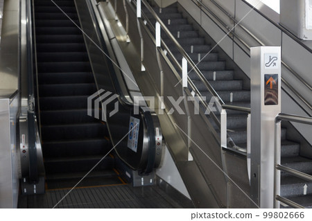 車站樓梯和自動扶梯的風景 99802666
