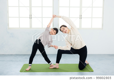 父母和孩子做瑜伽 99802803