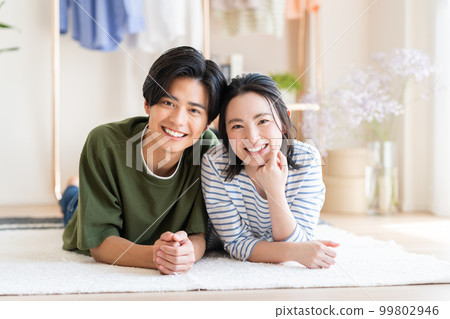 客廳裡的年輕夫婦 99802946