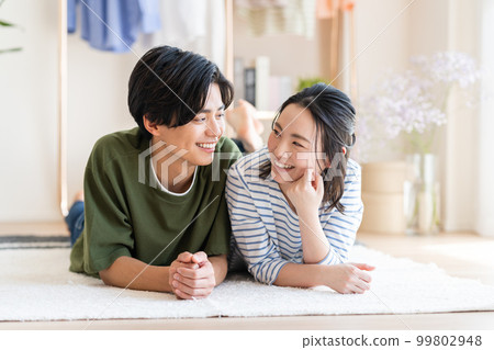 客廳裡的年輕夫婦 99802948