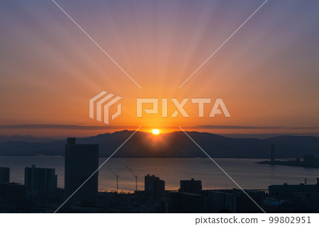 琵琶湖和早晨的太陽 99802951