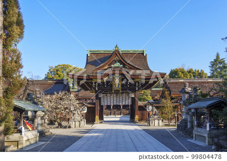 Kitano Tenmangu Shrine in early spring Sankomon Gate (Bakurocho, Kamigyo Ward, Kyoto City) 99804478