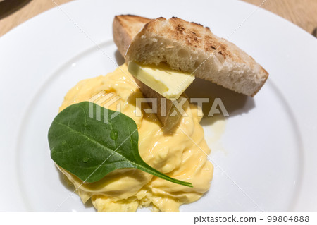 Scrambled eggs 99804888
