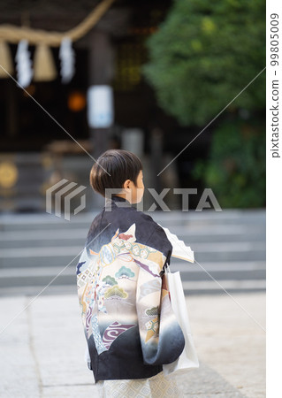 一名身穿日式服裝的 5 歲兒童在神社內行走的背影 一名身穿日式服裝的 5 歲兒童在神社內行走的背影 99805009
