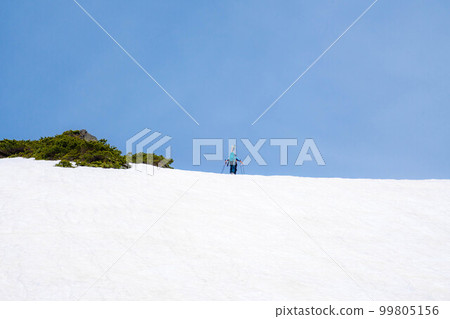 [Outdoor materials] Skiers enjoying spring skiing [Nagano Prefecture] 99805156
