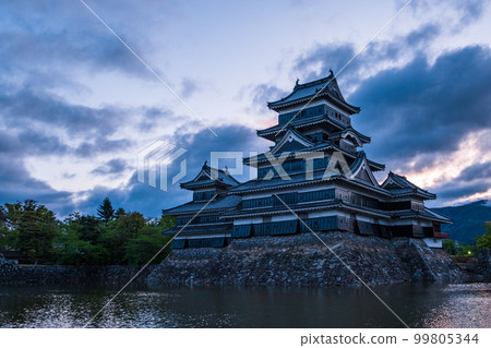 Matsumoto Castle at dawn Matsumoto Castle at dawn 99805344