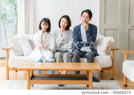 親子家庭客廳沙發的後顧之憂 99806874