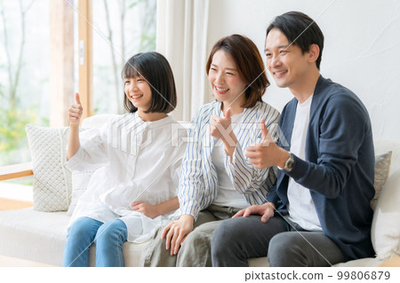 Parent and child family living room sofa thumbs up 99806879