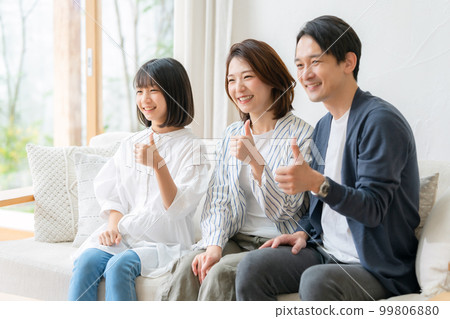 親子家庭客廳沙發豎起大拇指 99806880