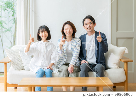親子家庭客廳沙發豎起大拇指 99806903