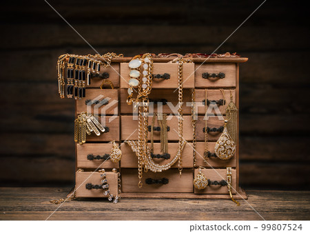 Retro styled jewel box 99807524