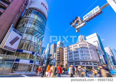 日本的東京城市景觀我想看看電暈災難中的銀座四丁目十字路口。三愛在屏幕左側關閉= 20th 99807882