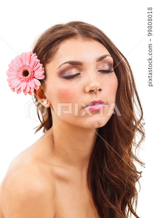 Portrait of young beautiful woman Portrait of young beautiful woman 99808018