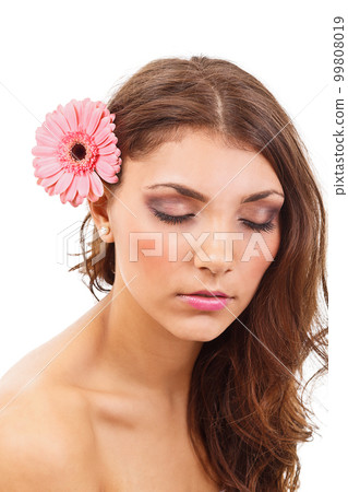 Portrait of young woman 99808019