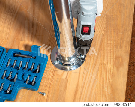 attaching table leg to wooden surface with screws 99808514