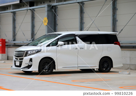 Minivan image 99810226