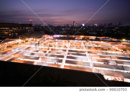泰國曼谷的新夜市“The One Ratchada”。從 Esplanade 停車場看到的景色 99810703