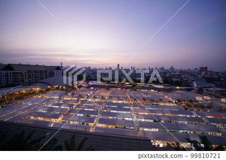 Evening view of the night market "The One Ratchada" in Bangkok, the capital of Thailand 99810721