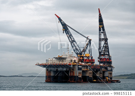 Thialf - world's largest semi submersible crane vessel 99815111