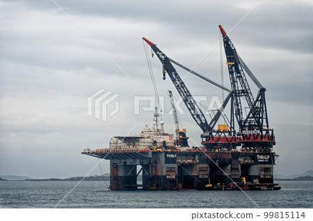 Thialf - world's largest semi submersible crane vessel 99815114