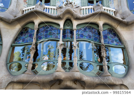 BARCELONA, SPAIN - AUG 30th, 2017: The curving shaped stone facade of Gaudi's Casa Batllo, outdoor view on a sunny day BARCELONA, SPAIN - AUG 30th, 2017: The curving shaped stone facade of Gaudi's Casa Batllo, outdoor view on a sunny day 99815564