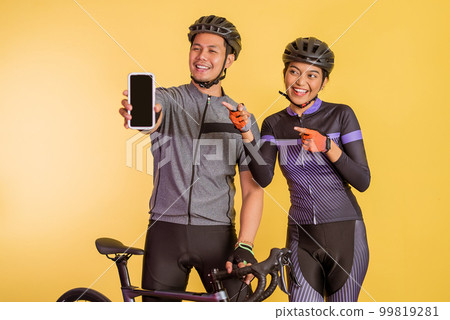 asian woman pointing on the phone that showed by the asian man 99819281