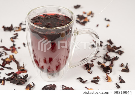 Red hibiscus tea from the petals of the Sudanese rose in a glass cup with a double bottom 99819944