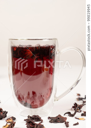 Red hibiscus tea from the petals of the Sudanese rose in a glass cup with a double bottom 99819945