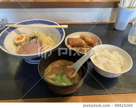 沾面和春捲的套餐。 99824260