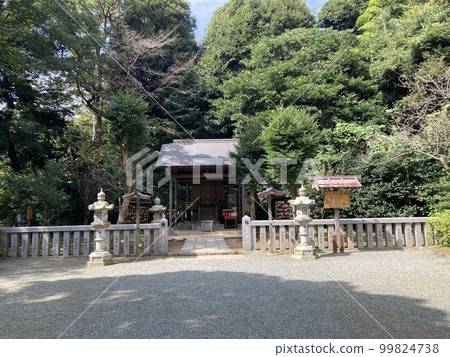 Kuzuharaoka Shrine is a shrine in the mountains near Kita-Kamakura Station in Kanagawa. 99824738