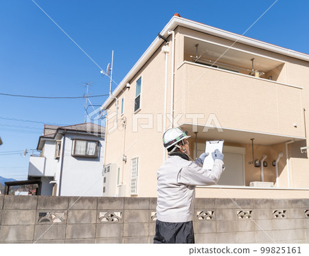 businessman in helmet 99825161