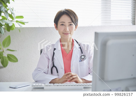 在智能手機上進行在線醫療的女醫生 99826157