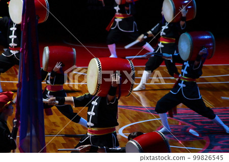 Traditional performing arts performed at sporting events, Ryukyu drums of traditional music 99826545