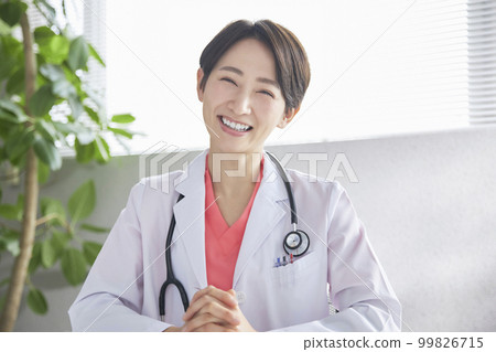 微笑治療的女醫生 99826715