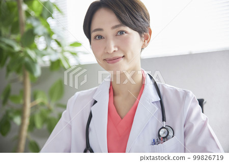 微笑治療的女醫生 99826719