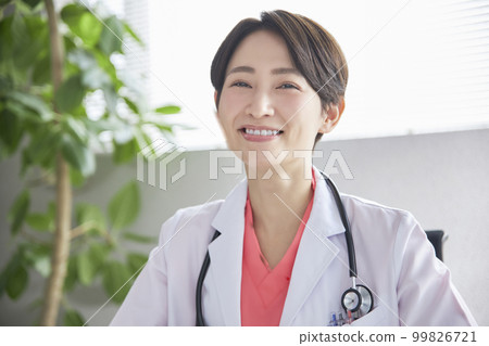 微笑治療的女醫生 99826721