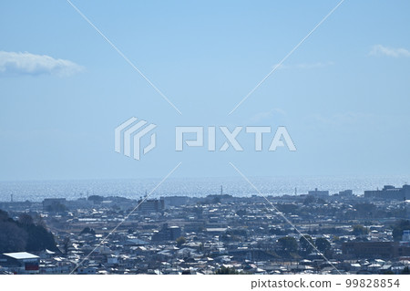 一邊眺望甲津町一邊眺望伊豆大島 99828854