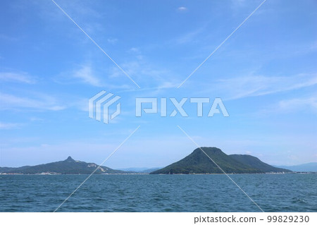 夏日午後,從高鬆開往小豆島的船上看到的香川縣四國八島 夏日午後,從高鬆開往小豆島的船上看到的香川縣四國八島 99829230